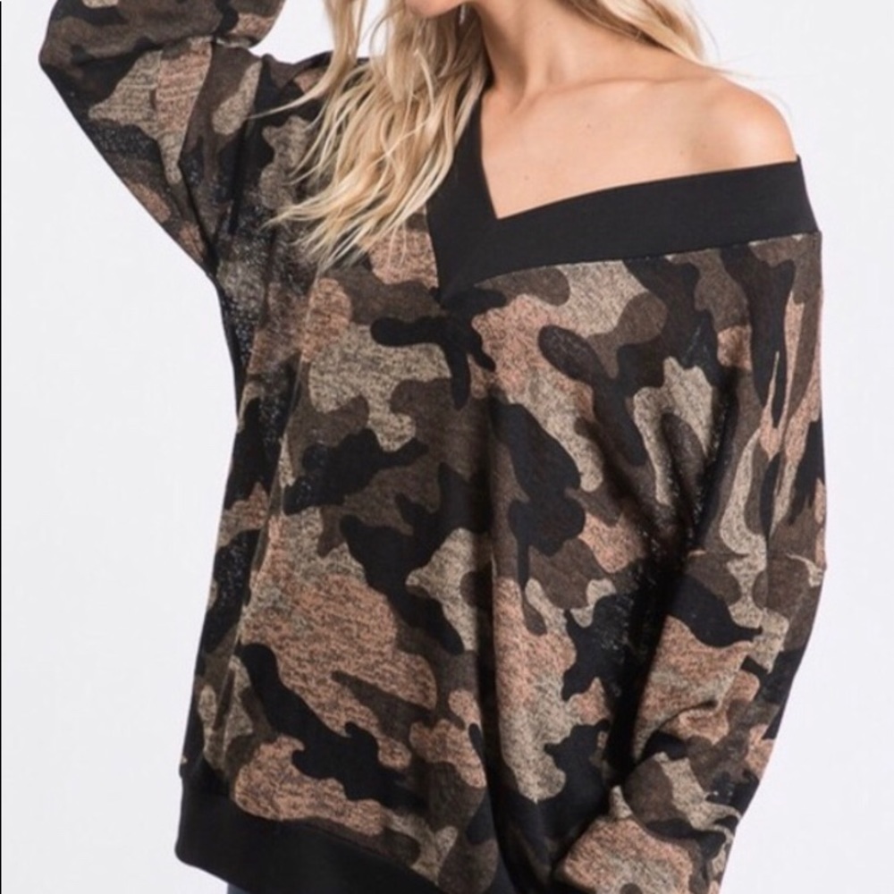 Wide V-Neck Relaxed Fit Camo Top - Picture 5 of 7
